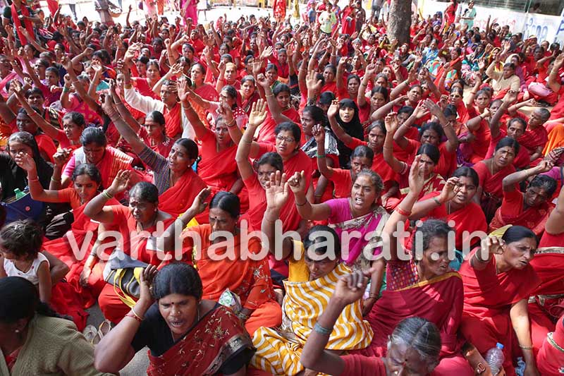 ಕನಿಷ್ಠ ವೇತನ ನಿಗದಿಪಡಿಸಲು ಆಗ್ರಹಿಸಿ ಬಿಸಿಯೂಟ ತಯಾರಕರಿಂದ ಧರಣಿ